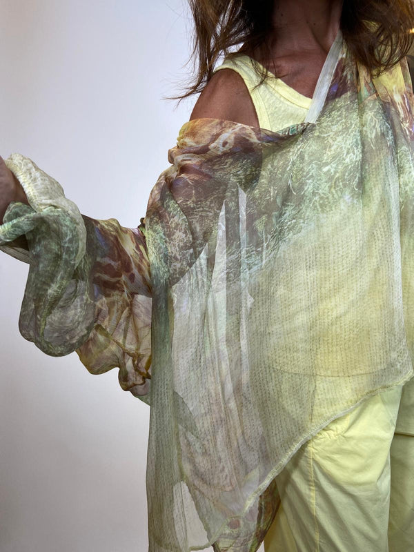 Blouse Bana - L'Élégance Diaphane aux Motifs Envoûtants