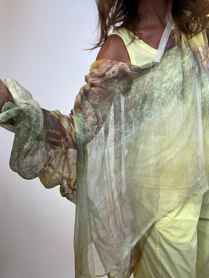 Blouse Bana - L'Élégance Diaphane aux Motifs Envoûtants