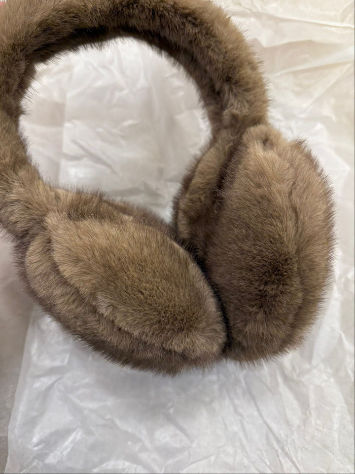 Cache-oreilles Meredith Moka