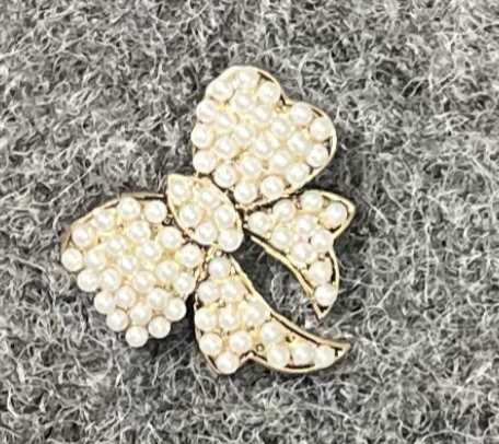 broche bow blanc