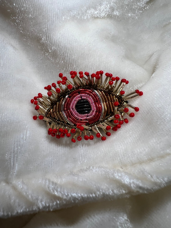 broche eye rose