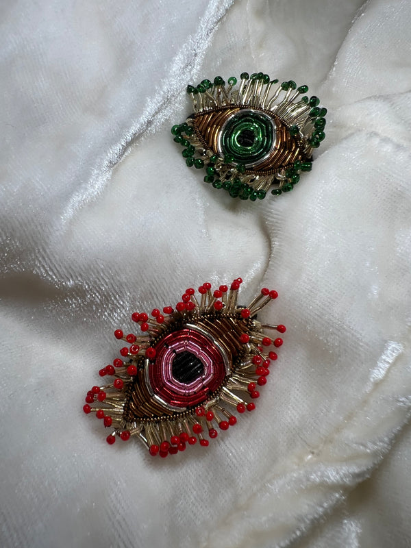 broche eyes
