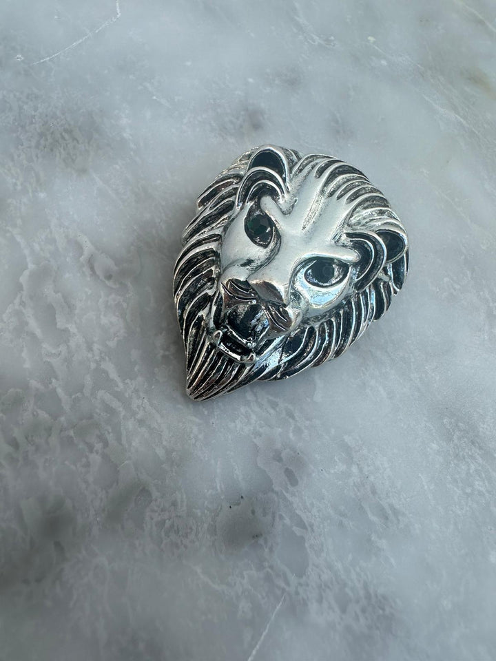 broche lion argenté