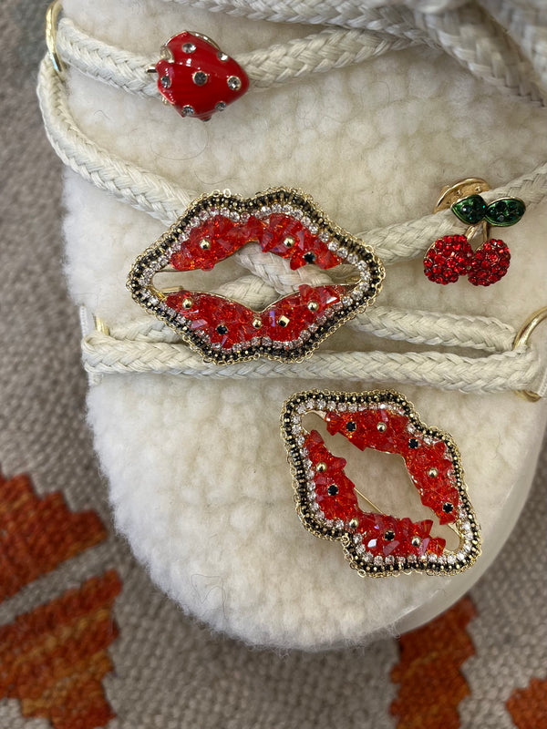 broche lips