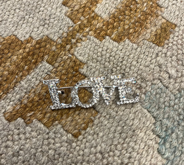 broche love