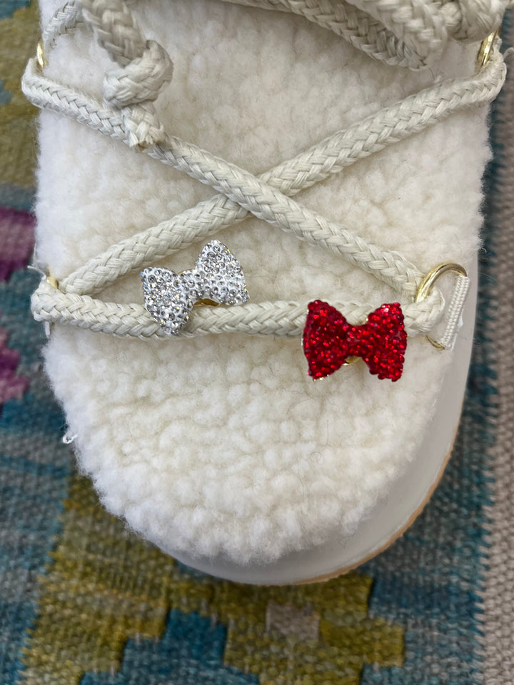 pin's coquette rouge et blanc